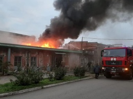 Масштабный пожар в Днепре: загорелось помещение агрегатного завода, фото
