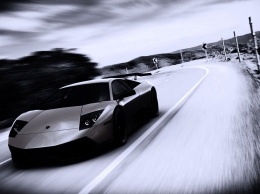 Сумасшедший Lamborghini становится на задние колеса (ВИДЕО)