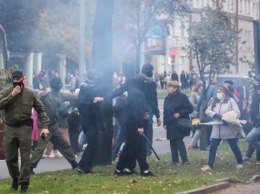 В Минске начались массовые задержания на марше протеста, силовики применили газ