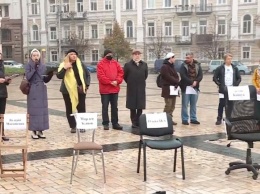 Акцию «Пустые стулья» в поддержку узников Кремля устроили известные украинцы (ТРАНСЛЯЦИЯ)