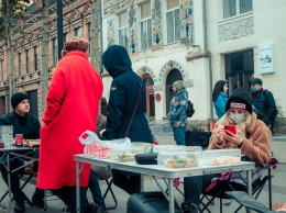В Днепре на Короленко рестораторы на морозе накрыли столы и угощали прохожих