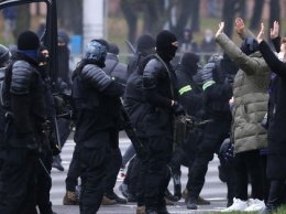 Число задержанных на акциях протеста в Белоруссии превысило 300 человек