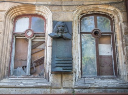 Владельцы помещений в доме Гоголя не собираются его реставрировать и пообещали перебить ноги жильцу соседнего здания - за фрески, привлекающие туристов