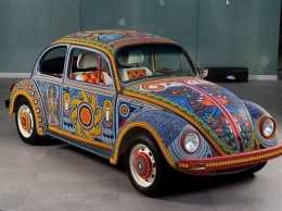 Художники украсили кузов VW Beetle «Vochol» 2 млн бусинками