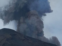 В Италии проснулся вулкан Стромболи - «дождь» из пепла и кусков лавы