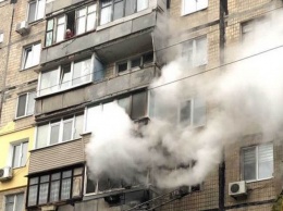 В Днепре на Малиновского горела квартира: дым затянул весь подъезд