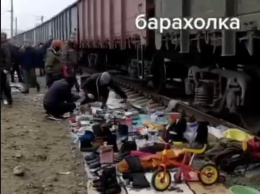 Как в Индии, но в Киеве: как киевляне торгуют возле железнодорожных путей на Почайной, ВИДЕО
