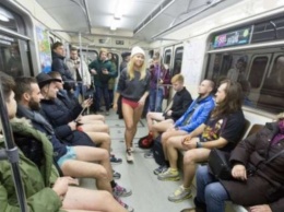 Группа оголенных парней устроила забег в киевском метро (видео)