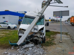 В Днепре возле заправки "Авиас" на Криворожском шоссе Mercedes снес столб