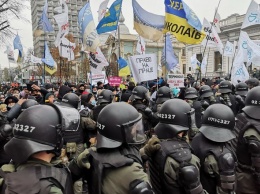 Отмена карантинных выходных и отсрочка РРО: протестующие перекрыли улицу возле Рады