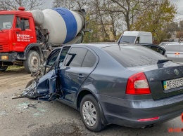 В Днепре на Широкой водитель Skoda уснул за рулем и врезался в грузовик