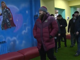 Кадыров приказал убрать из детского центра в Чечне изображения персонажей Marvel и разместить вместо них фото «настоящих героев»