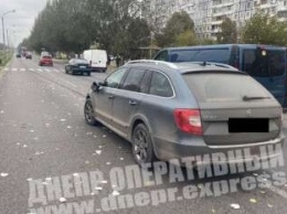 В Днепре на Донецком шоссе водитель на Skoda сбил женщину: видео момента ДТП (18+)