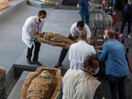 В Египте нашли сотню мумий в цветных саркофагах, которым 2500 лет (фото)