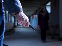 В Киеве грабитель с ножом напал на женщину с ребенком