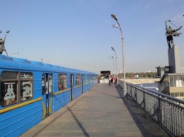 На платформах станций столичного метро установят 19 дефибрилляторов