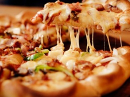Не так просто, как кажется: как правильно есть пиццу