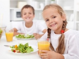 Пять вредных продуктов, которыми мы кормим детей