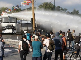 Водометы и столкновения: во Франции протестовали против запрета распространять фото с полицией (ВИДЕО)