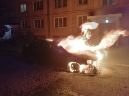 Автовладельцы напуганы: на стоянках города массово горят машины