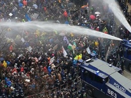 В Берлине во время антикарантинных протестов тяжело ранены трое полицейских