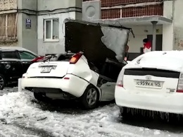 Бетонная плита рухнула на Nissan с крыши дома в Приморье (видео)