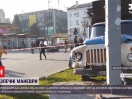 В Днепропетровской области мусоровоз на скорости заехал на тротуар, сбив двухлетнего ребенка (видео)