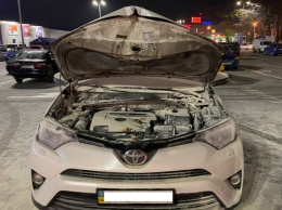В Одессе возле "Эпицентра" подожгли машину известному адвокату