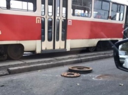 Отлетело на несколько метров: в Киеве у трамвая на ходу отвалилось колесо, фото