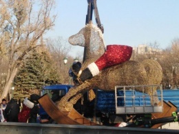 В парке Шевченко монтируют новогоднюю инсталляцию (фото)