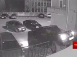 Двое местных депутатов на "Гелендвагене" штурмовали ступеньки крыльца многоэтажки на Львовщине (Видео)