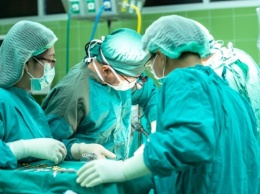 Четыре конечности с инструментами и эндоскопом: в Японии хирургам помогает робот