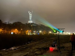 Днепряне подсветили памятник Родине-Матери в Киеве (ВИДЕО)