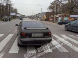 В Днепре на Запорожском шоссе автомобиль Honda сбил женщину: пострадавшую увезли в больницу (фото)