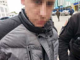 В Одессе подозреваемые в грабежах, пытаясь скрыться на мопеде, столкнулись с полицейской машиной и припаркованным авто