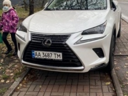 Ребенок уже не помещается: в Киеве водитель Lexus отличился "героической" парковкой, фото