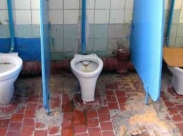 Платный туалет в Мелитополе откровенно пугает посетителей (фото, видео)