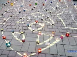Поэзия и тризуб из лампадок: в Херсоне отметили День Достоинства и Свободы