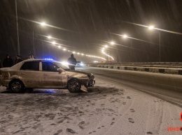В Днепре на Кайдакском мосту Geely врезался в отбойник: пострадала девушка