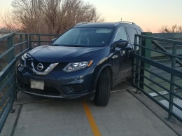 Nissan X-Trail застрял на пешеходном мосту, и никто не знает почему