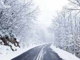 На Харьковщине автодорожники расчищают проезд от снега