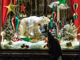 Скоро Новый год: витрину одесского магазина украсили движущимися фигурами белого медведя и моржа