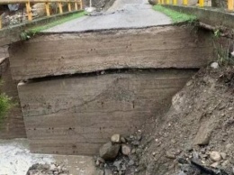 В Италии сильные дожди вызвали наводнение, обвалился мост