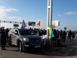 Работники "Седьмого километра" перекрыли дорогу в знак протеста против карантина выходного дня