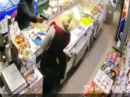 На Салтовке мужчина, угрожая пистолетом, ограбил магазин и сбежал на авто, - ФОТО