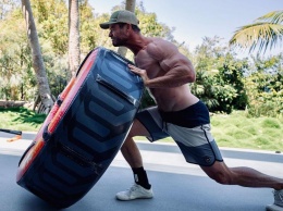 Ходячая груда мышц: Крис Хемсворт показал, как готовится к съемкам новой части «Тора»