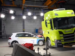 Что происходит при ударе легковушки в электрический тягач Scania (ВИДЕО)
