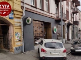 Главное, что ему удобно: в Киеве водитель отметился "феерической" парковкой