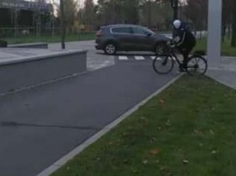 В Днепре на Набережной Победы автохамка на внедорожнике ездила по велодорожке и помяла столб: видео