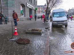 В Днепре на проспекте Яворницкого прорвало трубу: вода заливает пешеходный переход